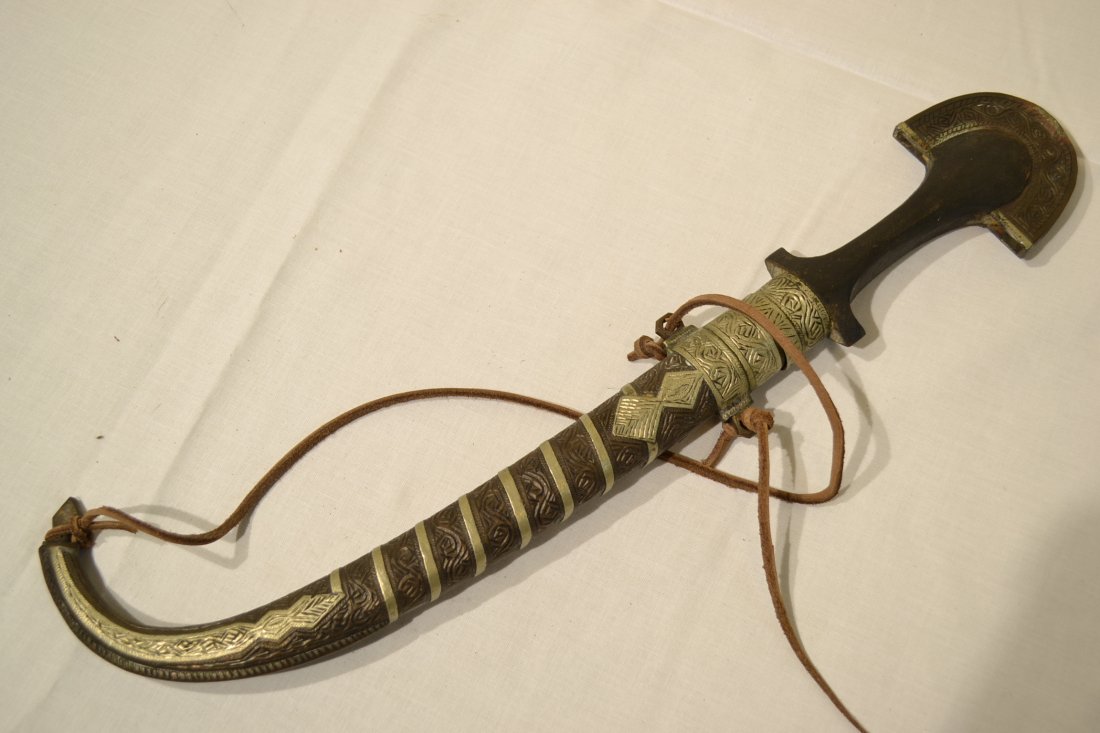 ISLAMIC OMANI JAMBIYA KHANJAR DAGGER BEDOUIN KNIFE: ISLAMIC OMANI JAMBIYA KHANJAR DAGGER BEDOUIN KNIFE. 16" LONG WITH 9" BLADE