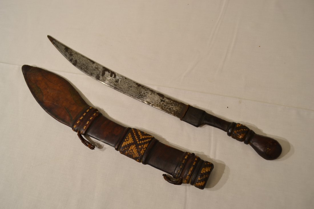 ANTIQUE NORTH AFRICAN SHORT SWORD DAGGER: ANTIQUE NORTH AFRICAN SHORT SWORD DAGGER . 20" LONG WITH 12.5" BLADE
