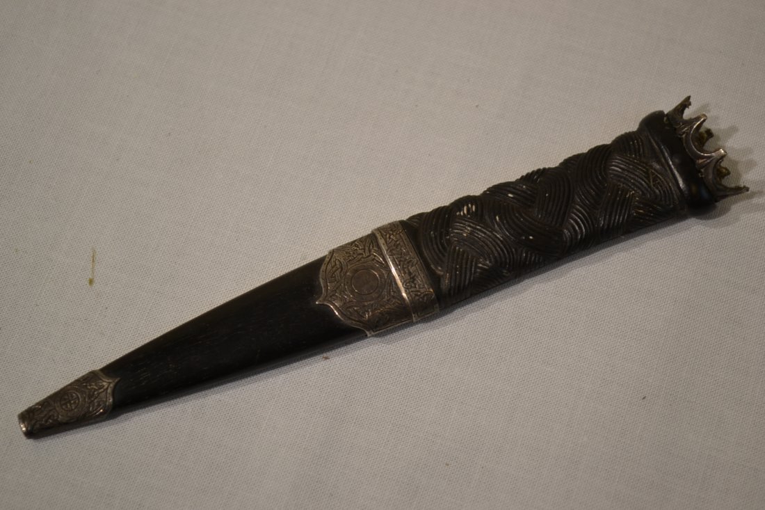 SCOTTISH SGIAN DUBH DAGGER DIRK CEREMONIAL KNIFE: ANTIQUE SCOTTISH SGIAN DUBH DAGGER DIRK HIGHLANDERS CEREMONIAL KNIFE. NO BLADE . 5.5" LONG