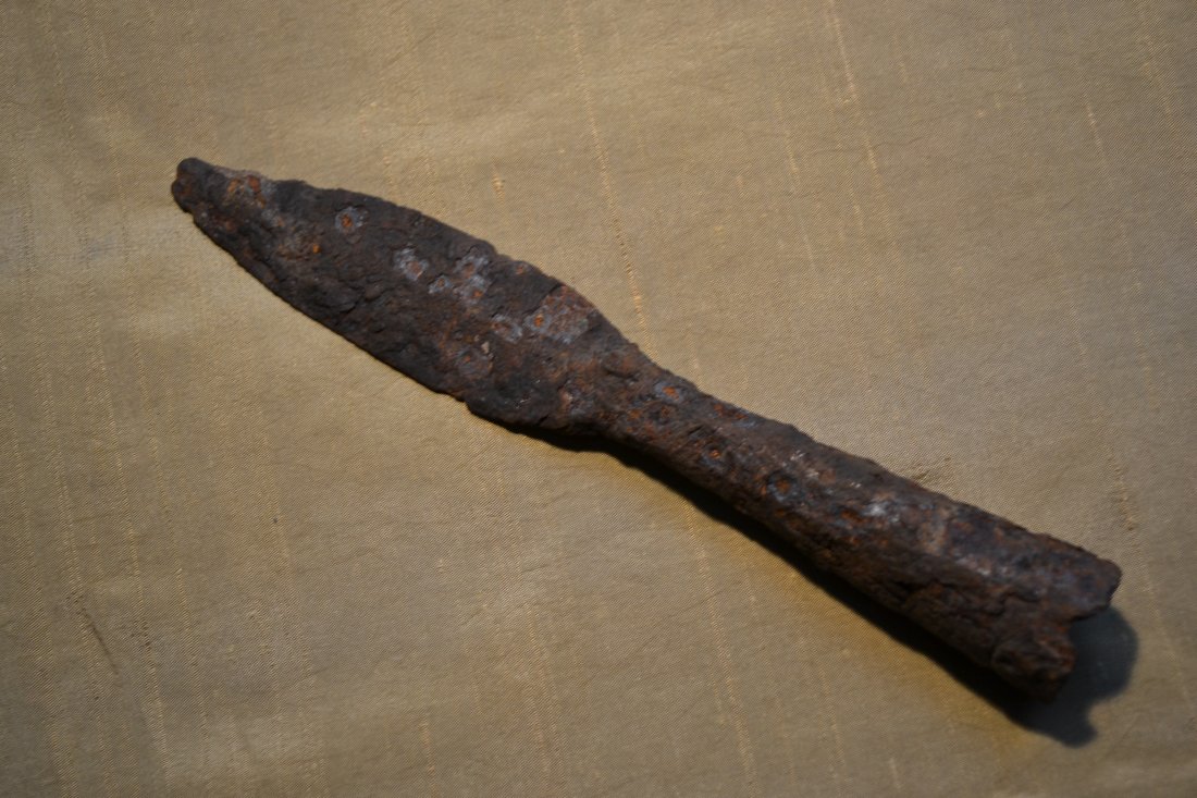 ANTIQUE VIKING IRON SPEAR TIP GROUND DUG NORTH RUSSIA: ANTIQUE VIKING IRON SPEAR TIP GROUND DUG FROM NORTHERN RUSSIA. NICE SOLID AND RARE FIND . EARLY PERIOD. GREAT RELIC AND A PIECE OF HISTORY. 9th -11th CENTURY.