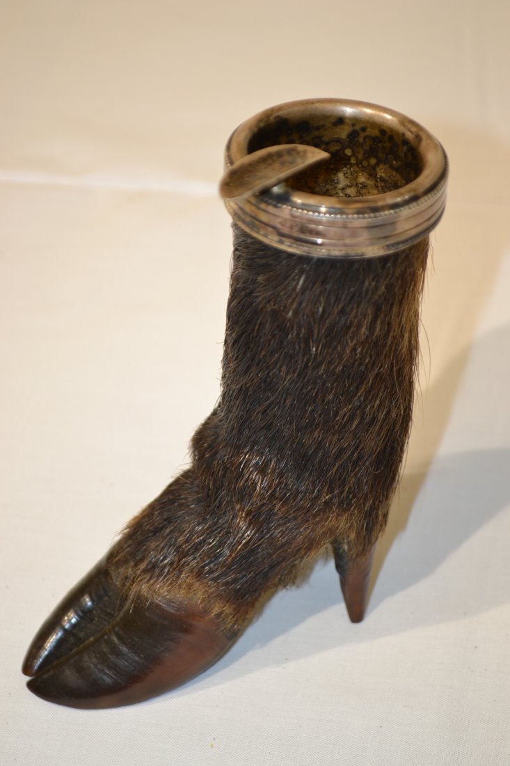 ANTIQUE HOG FOOT AND SILVER ASHTRAY: ANTIQUE HOG FOOT AND SILVER ASHTRAY . VERY UNIQUE DESIGN. EARLY TO MID 20TH CENTURY.