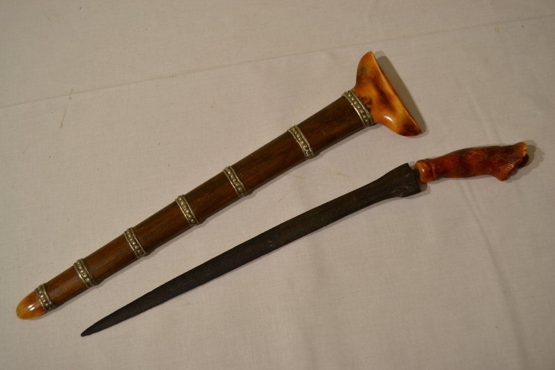 ANTIQUE MALAYSIAN KRIS KERIS DAGGER SUMATRA: ANTIQUE MALAYSIAN KRIS KERIS DAGGER SUMATRA . BONE OR HORN GRIP . SILVER BANDS ON THE SCABBARD. VERY NICE EXAMPLE.