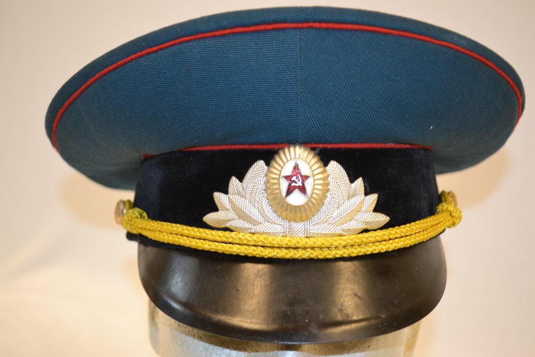 VINTAGE SOVIET ARMY OFFICER DRESS PARADE VISOR CAP: VINTAGE SOVIET ARMY OFFICER DRESS PARADE VISOR CAP . COLD WAR ERA. SIZE 57 . GREAT CONDITION .