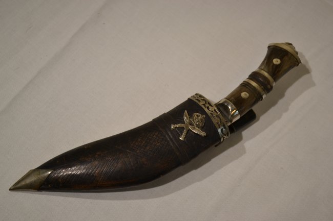 VINTAGE INDIAN GURKHA KUKRI KNIFE WITH 2 TOE KNIVES: Vintage India Gurkha Kukri Fighting Knife w/ 2 toe knives and sheath. 10" LONG WITH 6" BLADE