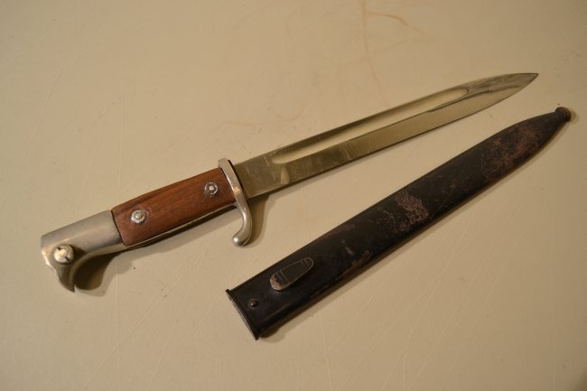 WWII GERMAN MILITARY LONG DRESS BAYONET KLAAS: WWII GERMAN LONG DRESS BAYONET KLAAS . REPLACED WOOD GRIPS. NICE BLADE .
