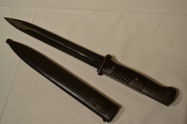 WWII GERMAN K98 COMBAT BAYONET - RARE Tr STAMPED: WWII GERMAN K98 COMBAT BAYONET . RARE Tr STAMPED BLADE . NON MATCHING SCABBARD. GREAT CONDITION