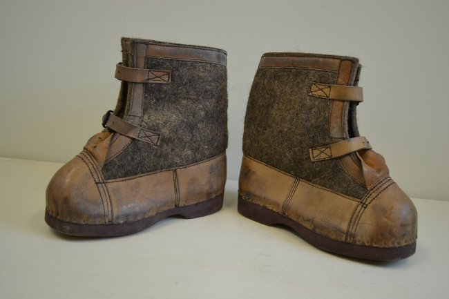WWII GERMAN COLD WEATHER OVER BOOTS RUSSIAN FRONT: WWII GERMAN WEHRMACHT AND SS FORCES WACHE OVER BOOTS AS WORN BY GARRISON GUARDS ON DUTY . MADE FROM HORSE HAIR AND CLOG LIKE WOODEN SOLES . VERY HEAVY AND DESIGNED TO BE WORN OVER LEATHER BOOTS . THIS