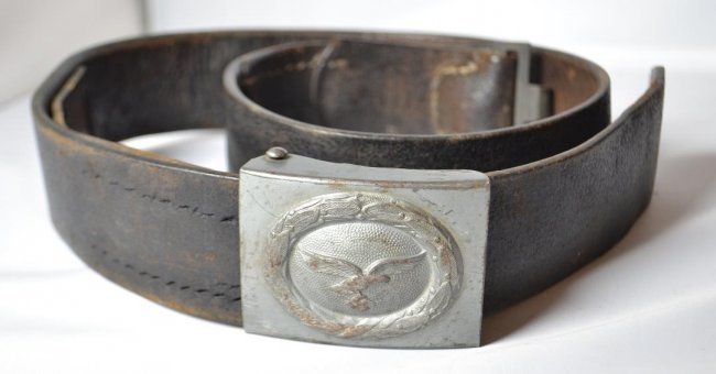 WWII GERMAN LUFTWAFFE ENLISTED LEATHER BELT AND BUCKLE: WWII GERMAN LUFTWAFFE ENLISTED LEATHER BELT AND BUCKLE . WARTIME EXAMPLE. 1942 DATED STEEL BUCKLE. LEATHER BELT WITH MANUFACTURING STAMPS. VERY NICE CONDITION AND COMPLETE .