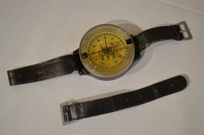 WWII GERMAN LUFTWAFFE AK 39 WRIST COMPASS Fl.23235-1: WWII GERMAN LUFTWAFFE AK 39 WRIST COMPASS Fl.23235-1 . MINT CONDITION. COMPLETE WITH LEATHER WRIST BAND WITH EXTENSION TO WEAR OVER A FLIGHT SUIT. VERY NICE AND FULLY OPERATIONAL .