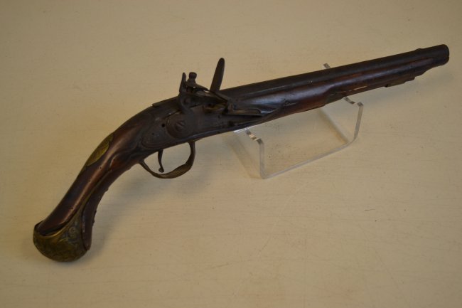 ANTIQUE TURKISH OTTOMAN EMPIRE 18th C. FLINTLOCK GUN: ANTIQUE TURKISH OTTOMAN EMPIRE 18th CENTURY FLINTLOCK GUN . LARGE OLD GUN . TYPICAL TURKISH STYLE. BRASS BUTT PLATE AND TRIGGER GUARD. METAL LOCK AND BARREL SHOWS ITS AGE. SOME CRACKS IN STOCK NEAR BU
