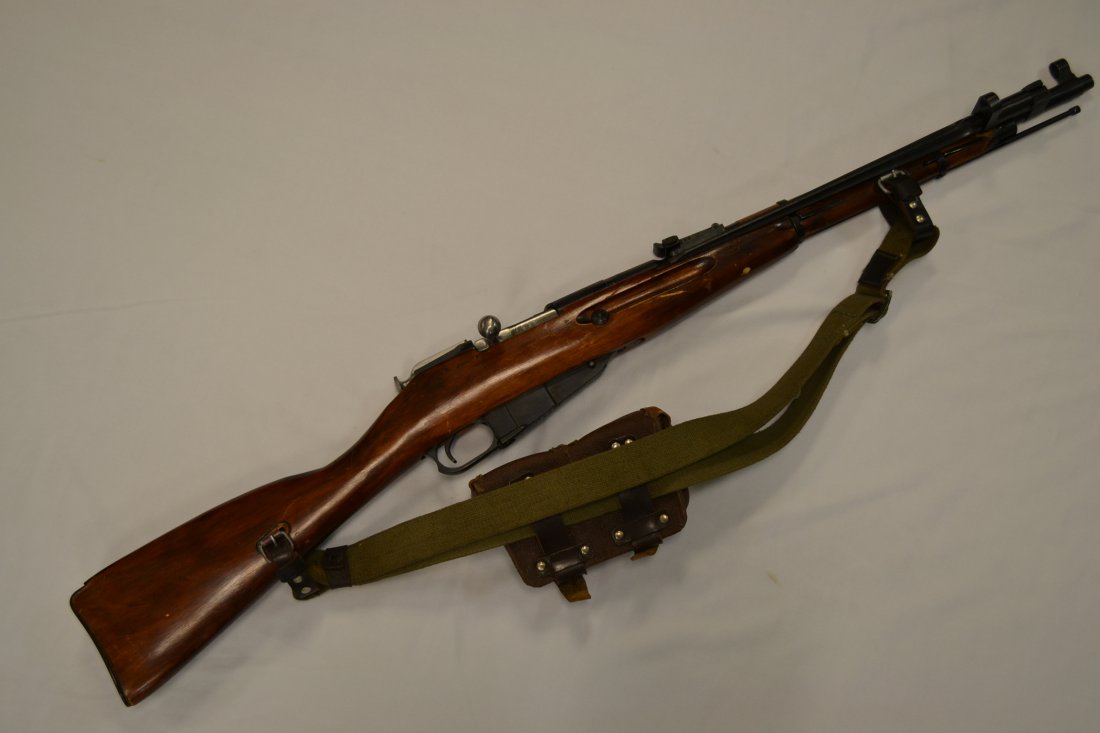 WWII RUSSIAN M44 MOSIN NAGANT CARBINE RIFLE W / BAYONET: WWII RUSSIAN M44 MOSIN NAGANT CARBINE RIFLE WITH BAYONET. LOOKS LIKE IN NEW CONDITION . IMPORTED FROM RUSSIAN ARSENAL . COMPLETE WITH SLING AND AMMO POUCHES. 1944 DATED RECEIVER. GREAT HISTORICAL FIRE