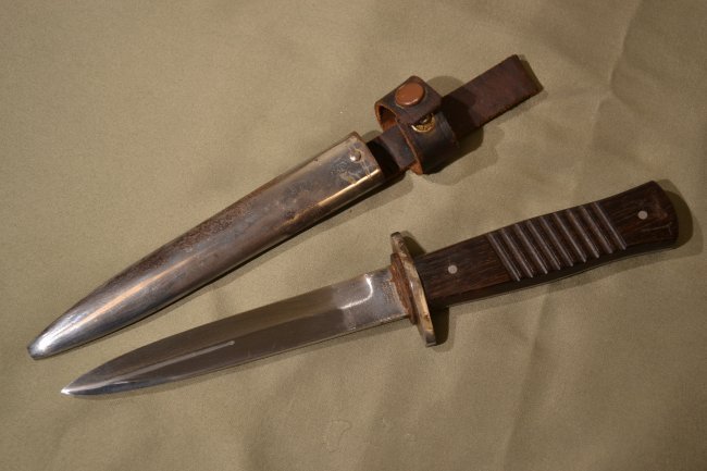 WWI GERMAN TRENCH FIGHTING KNIFE DAGGER HAMMERSFAHR: WWI GERMAN TRENCH FIGHTING KNIFE DAGGER. GOTTLIEB HAMMERSFAHRMAKER . GREAT CONDITION WITH SOME DARKENING TO CHROME PLATED SCABBARD.