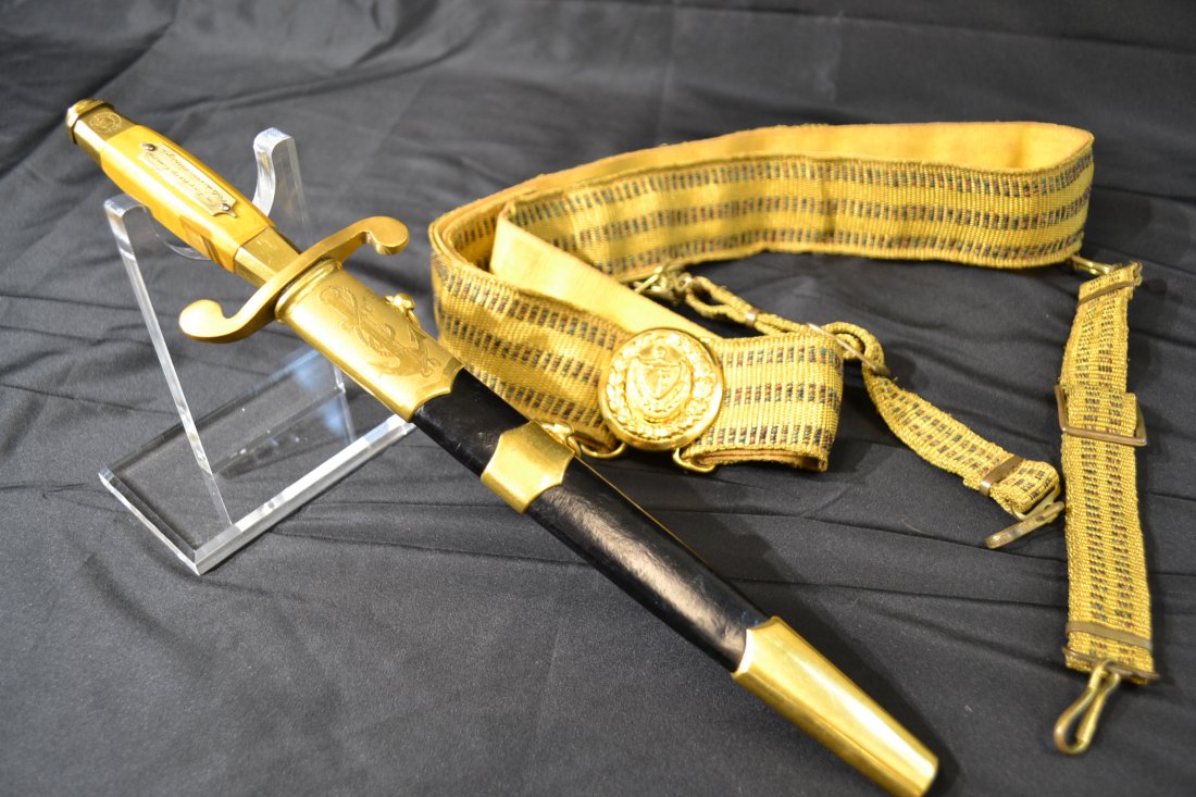 SOVIET RUSSIAN NAVY DAGGER AWARDED TO CUBAN ADMIRAL: SOVIET RUSSIAN NAVY DAGGER AWARDED TO CUBAN ADMIRAL . VERY RARE FIND. SOVIET RUSSIAN NAVY OFFICER'S DAGGER DATED 1954 . DEDICATION ON THE GRIP " FROM FRIENDLY SOVIET PEOPLE" . COMES WITH CUBAN ADMIRAL