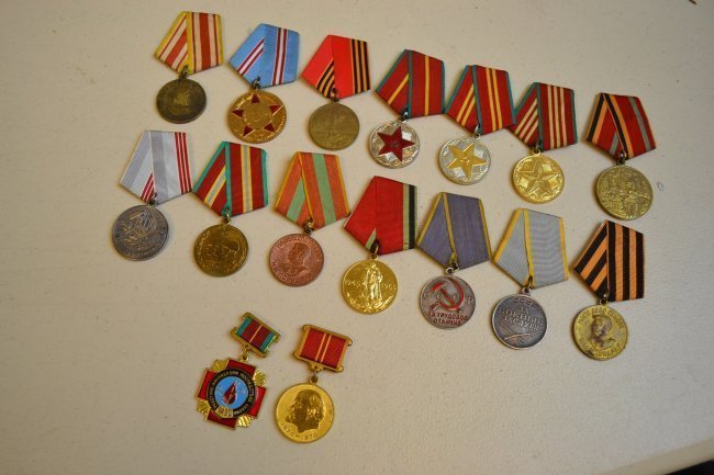 USSR SOVIET RUSSIA LOT OF 16 MEDALS INCLUDING SILVER: USSR SOVIET RUSSIA LOT OF 16 MEDALS INCLUDING SILVER