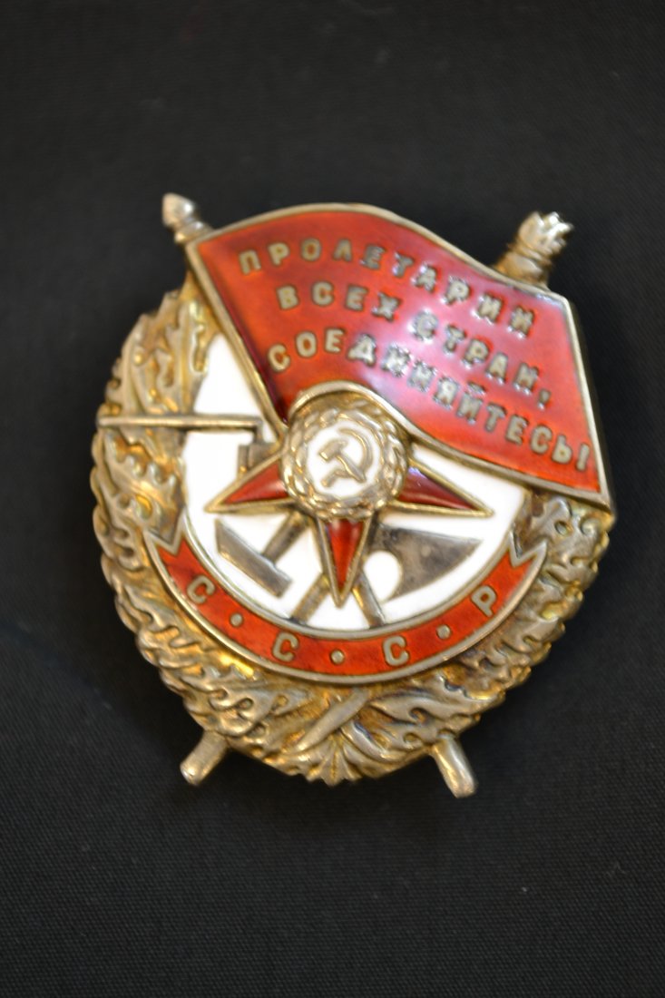 WWII SOVIET RUSSIAN ORDER OF RED BANNER SCREW BACK: WWII SOVIET RUSSIAN ORDER OF RED BANNER SCREW BACK . NICE OVERALL CONDITION. # 54112