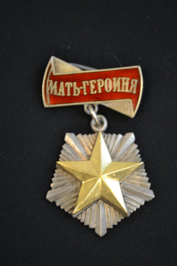 SOVIET RUSSIAN HERO MOTHER ORDER AWARD SILVER GOLD: SOVIET RUSSIAN HERO MOTHER ORDER AWARD . SILVER AND GOLD . VERY NICE CONDITION .