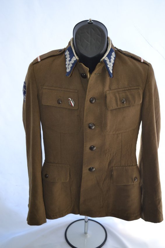 POST WWII POLISH OFFICER UNIFORM TUNIC COLD WAR POLAND: POST WWII POLISH OFFICER UNIFORM TUNIC . NICE CONDITION .MEDIUM SIZE . COMPLETE WITH ALL INSIGNIA AND BADGES . RARE FIND.