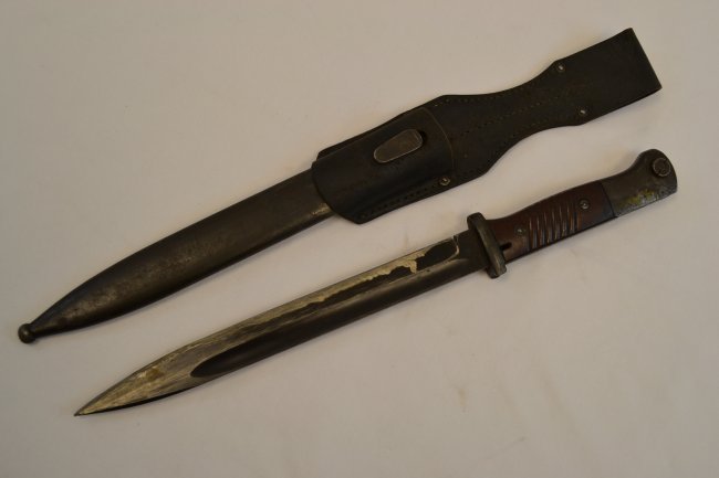 WWII GERMAN K98 COMBAT BAYONET LATE WAR 44 crs: WWII GERMAN K98 COMBAT BAYONET . LATE WAR . 44 crs STAMPED. COMBAT WEAR AND GRINDING TO THE BLADE. NON MATCHING SCABBARD. LEATHER FROG. REAL COMBAT USED WWII BAYONET