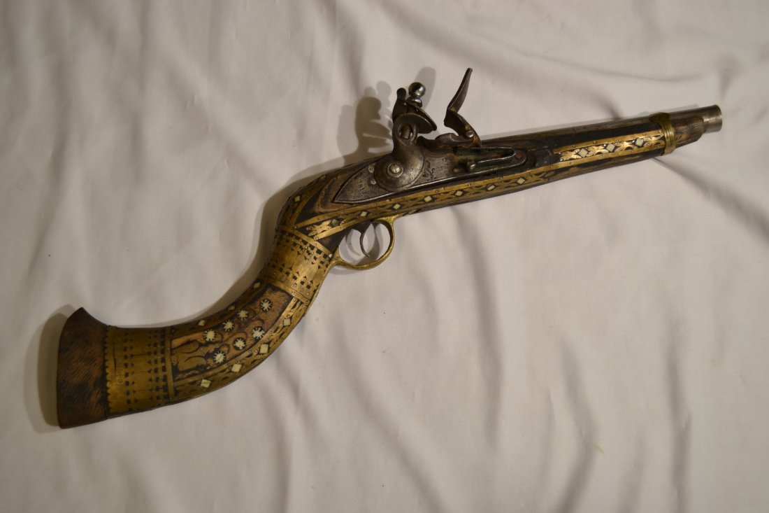 ANTIQUE DECORATED MIDLE EASTERN FLINTLOCK GUN: ANTIQUE DECORATED MIDDLE EASTERN FLINTLOCK GUN . BRASS AND BONE INLAID WOOD STOCK. SHORT 9 1/2" BARREL . BRITISH 1812 DATED EAST INDIA COMPANY BROWN BESS FLINTLOCK MUSKET LOCK. MECHANICALLY WORKING CO