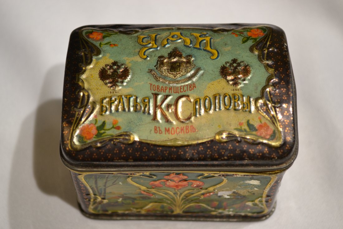 IMPERIAL RUSSIAN POPOV BROTHERS IN MOSCOW TEA BOX TIN: IMPERIAL RUSSIAN POPOV BROTHERS IN MOSCOW TEA BOX TIN . VERY NICE CONDITION FOR ITS AGE . MOST OF COLOR STILL THERE . RARE TO FIND IN THIS CONDITION .