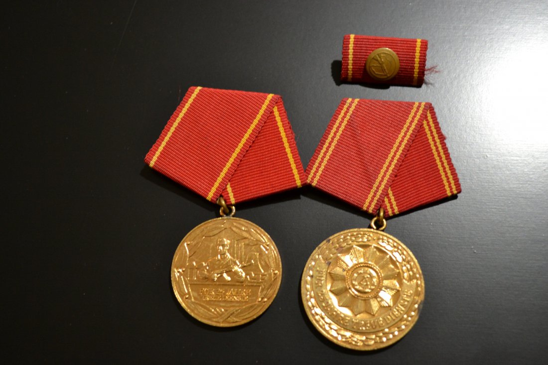 EAST GERMAN DDR MEDALS SET OF 2: EAST GERMAN DDR MEDALS SET OF 2