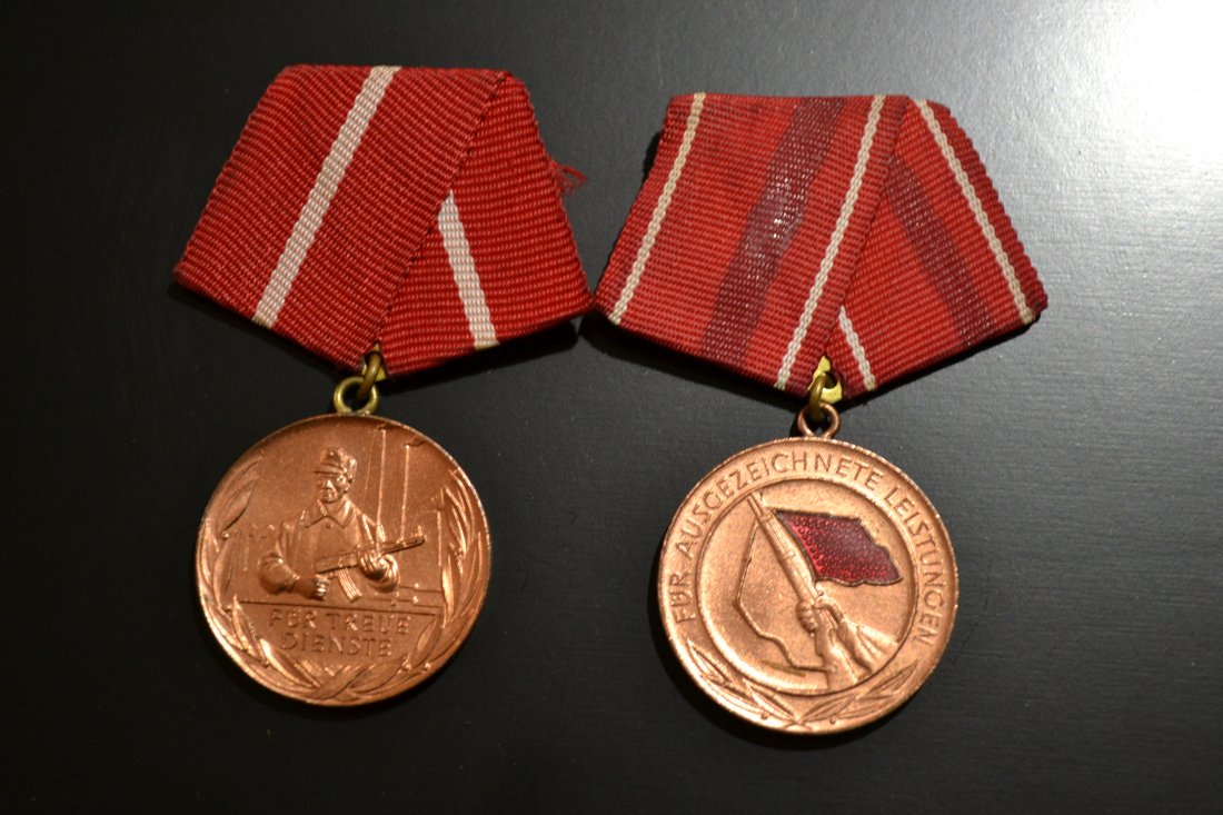 EAST GERMAN DDR MEDALS SET OF 2: EAST GERMAN DDR MEDALS SET OF 2