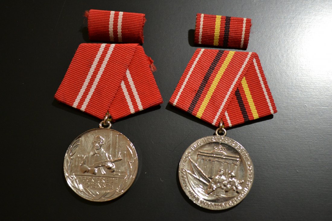 EAST GERMAN DDR MEDALS SET OF 2: EAST GERMAN DDR MEDALS SET OF 2