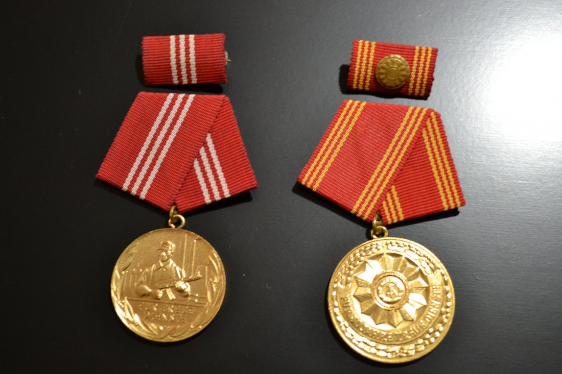 EAST GERMAN DDR MEDALS SET OF 2: EAST GERMAN DDR MEDALS SET OF 2