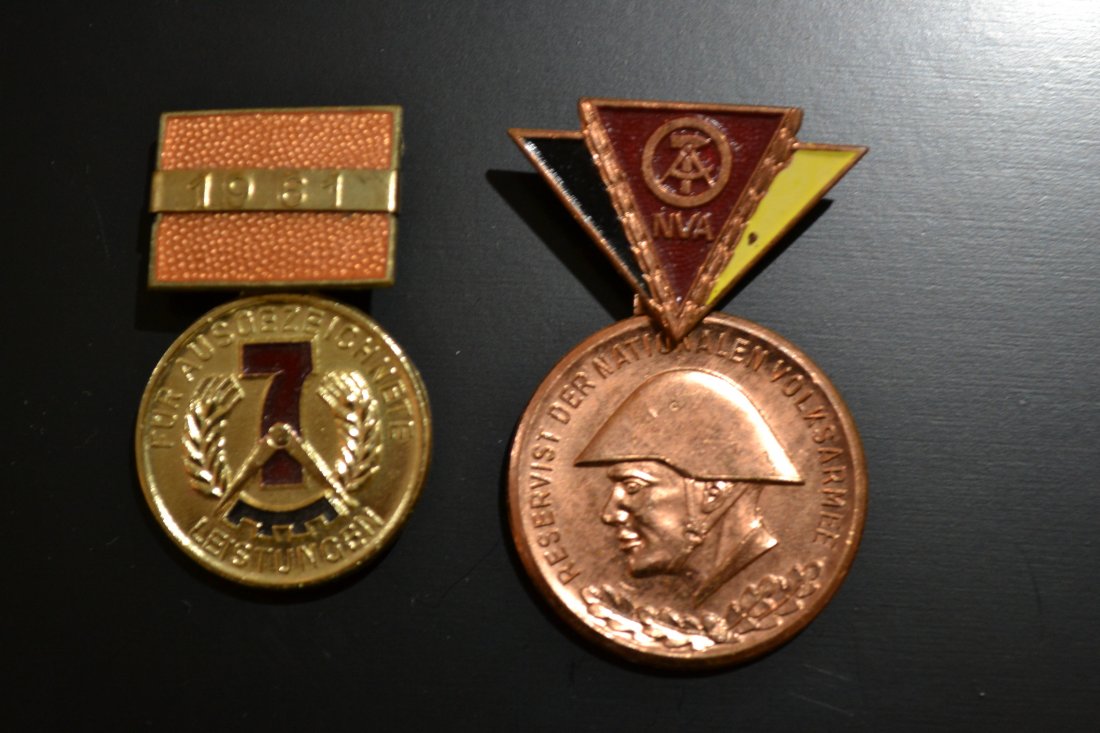 EAST GERMAN DDR MEDALS SET OF 2: EAST GERMAN DDR MEDALS SET OF 2