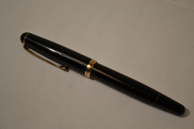 MONTBLANC VINTAGE FOUNTAIN PEN 14 KT 585 GOLD NIB: MONTBLANC VINTAGE FOUNTAIN PEN 14 KT 585 GOLD NIB