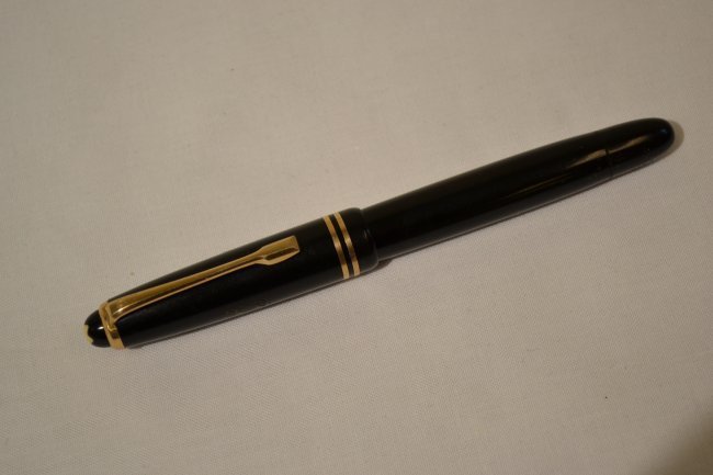 MONTBLANC VINTAGE FOUNTAIN PEN 14 KT 585 GOLD NIB: MONTBLANC VINTAGE FOUNTAIN PEN 14 KT 585 GOLD NIB