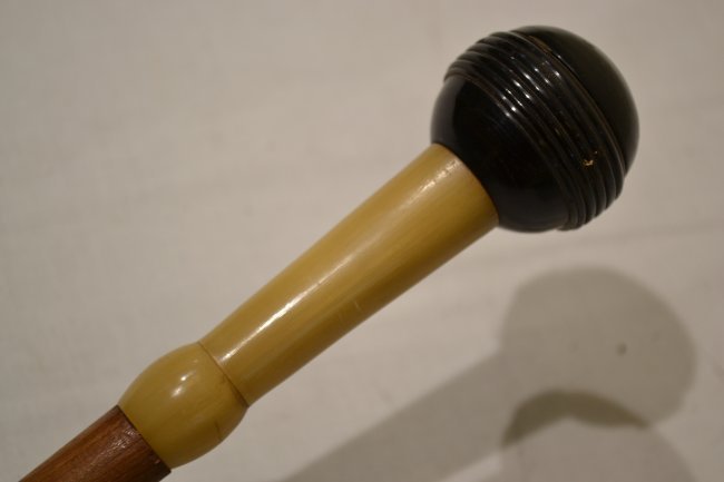 ANTIQUE ART DECO WALKING CANE NATURAL HORN WOOD: ANTIQUE ART DECO WALKING CANE . NATURAL HORN ON WOOD . GREAT SHAPE WITH NO CRACKS. VERY NICE BEAUTIFUL CANE. EARLY 20TH CENTURY .35\" LONG