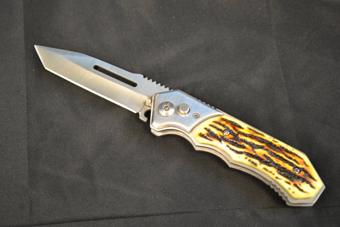 SWITCHBLADE KNIFE: SWITCHBLADE KNIFE . 8" X 3.5" BLADE