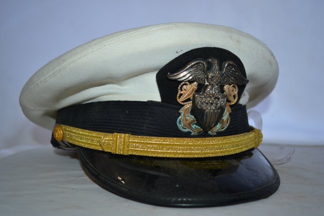 WWII US NAVY OFFICER WHITE TOP VISOR CAP NAMED USS W. K: WWII US NAVY OFFICER WHITE TOP VISOR CAP . NAMED TO LCDR JAMES . D. HAVELL USS W. K FROM USS WILLARD KEITH . THE SHIP WAS COMMISSIONED IN 1944 . THE HAT IS IN GREAT CONDITION MADE BY BANCROFT