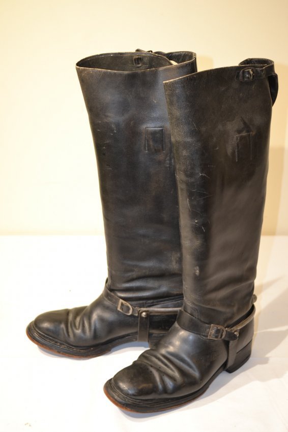 WWII GERMAN CAVALRY OFFICERS BOOTS WITH SPURS: WWII GERMAN CAVALRY OFFICERS BOOTS WITH SPURS . GREAT CONDITION . WELL USED BUT STILL NICE AND SUPPLE LEATHER . HIGH QUALITY GERMAN OFFICERS GRADE BOOTS . SIZE ABOUT 41 OR 8 US
