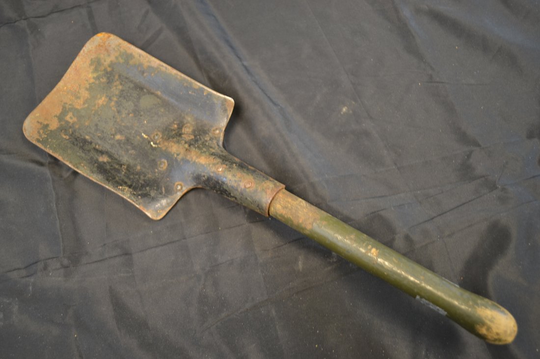 WWI GERMAN MILITARY TRENCH SHOVEL: WWI GERMAN MILITARY TRENCH SHOVEL . WELL USED CONDITION .
