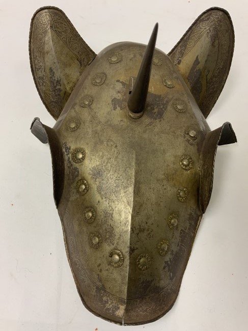 ANTIQUE GOTHIC SAFFRON HORSE HEAD PLATE ARMOUR: ANTIQUE GOTHIC SAFFRON HORSE HEAD PLATE ARMOUR . SHOWS GREAT AGE . ALL HAND HAMMERED. DECORATED WITH FRONTAL SPIKE. GERMAN STYLE. REMNANTS OF LEATHER STRAPS ON THE BACK . VERY OLD.