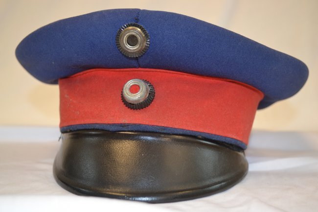 IMPERIAL GERMAN PRUSSIA OFFICER VISOR HAT PRE WWI: IMPERIAL GERMAN PRUSSIA OFFICER VISOR HAT . PRE WWI ERA BLUE WOOL BODY WITH RED BAND AND PRUSSIAN COCKADES. COMPLETE WITH LINER AND SWEAT BAND. VERY GOOD CONDITION FOR ITS AGE . HARD TO FIND EXAMPLE.
