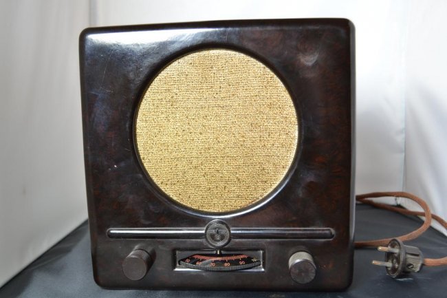 GERMAN WWII PERIOD PEOPLES RADIO KLEINENPFÄNGER WEGA: GERMAN WWII PERIOD PEOPLES RADIO KLEINENPFÄNGER .WEGA RADIO. GOOD WORKING CONDITION . THE BAKELITE CABINET IS IN GREAT CONDITION. ALL ORIGINAL TUBES INSIDE AND AMAZINGLY STILL WORK GREAT . GETTING TH