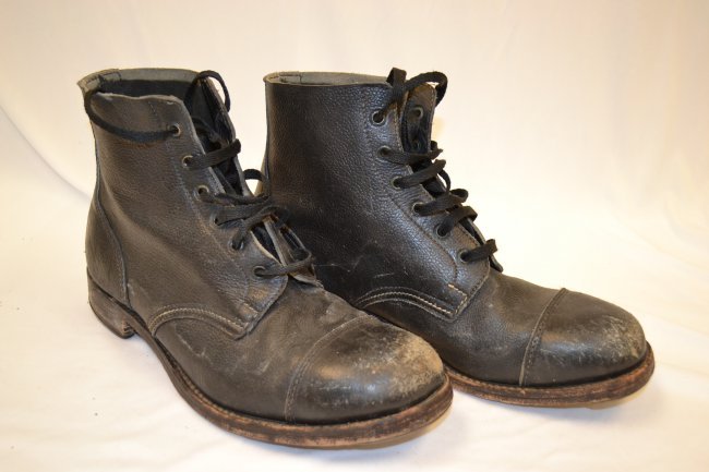 WWII BRITISH PARATROOPERS COMBAT JUMP BOOTS 1944 DATED: WWII BRITISH PARATROOPERS COMBAT JUMP BOOTS . ORIGINAL GREAT CONDITION WITH NORMAL WEAR . 1944 DATED . SIZE 12