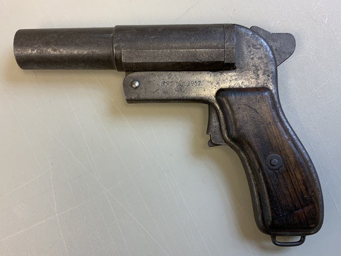SOVIET RUSSIAN FLARE GUN 1952 KOREAN WAR: SOVIET RUSSIAN FLARE GUN . 1952 DATE . KOREAN WAR ERA. WORKS GREAT . NO INTERNATIONAL SHIPPING .
