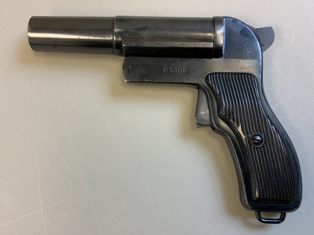 COLD WAR ERA POLISH FLARE GUN SOVIET BLOCK: COLD WAR ERA POLISH FLARE GUN SOVIET BLOCK . WORKS GREAT. 26.5 MM FLARES. NO SHIPPING OUTSIDE USA .