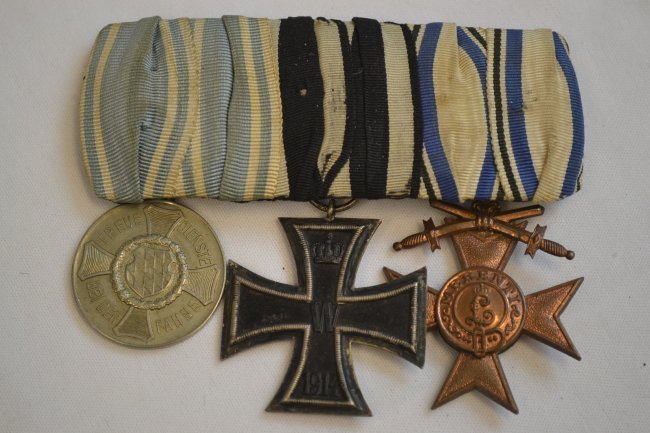 WWI IMPERIAL GERMAN BAVARIAN MEDAL BAR 3 PLACE: WWI IMPERIAL GERMAN BAVARIAN MEDAL BAR 3 PLACE . NICE CONDITION BAR WITH 3 WWI SERVICE MEDALS INCLUDING IRON CROSS 2nd CLASS KO STAMPED ON THE RING.