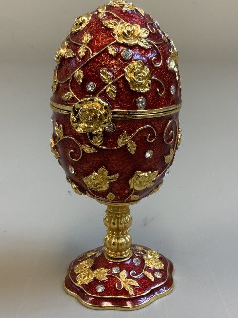 RUSSIAN FABERGE STYLE BRASS ENAMEL MUSIC EGG BOX: RUSSIAN FABERGE STYLE BRASS ENAMEL MUSIC EGG BOX . BEAUTIFUL WORK. NICE DETAILS . IN TRADITIONAL FABERGE STYLE . PLAYS MUSIC .