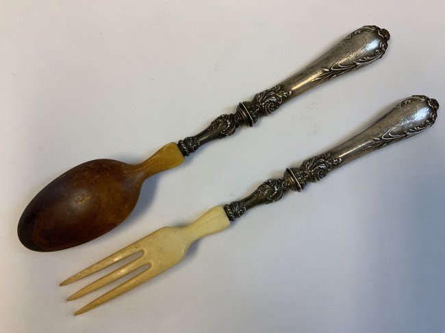 ANTIQUE RUSSIAN SILVER AND BONE FORK / SPOON SET: ANTIQUE RUSSIAN SILVER AND BONE FORK / SPOON SET . VERY HIGH QUALITY SET. OWNERS MONOGRAMS ON THE SILVER.