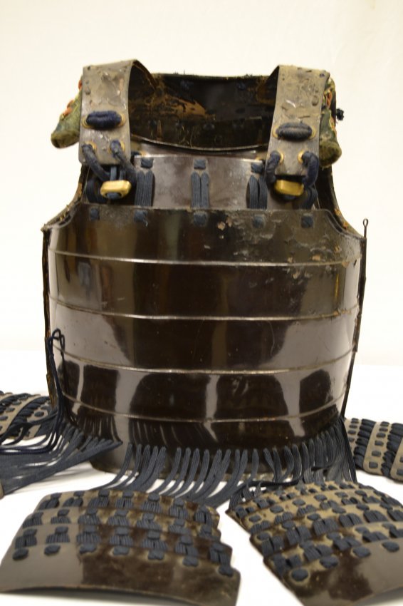 ANTIQUE JAPANESE SAMURAI BODY ARMOR EDO PERIOD: ANTIQUE JAPANESE SAMURAI BODY ARMOR EDO PERIOD . REAL SAMURAI BODY ARMOR. MULTI PIECE LACQUERED IRON CONSTRUCTION. DECORATED EMBROIDERED FABRICS ON SHOULDERS. DISPLAYS A GREAT AGE BUT IN VERY GOOD CON