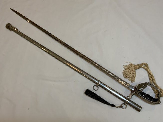 EQUADOR POLICE 1930 SWORD WKC GERMAN MADE: EQUADOR POLICE 1930 SWORD. BEAUTIFUL CONDITION. WKC GERMAN MADE . HIGH QUALITY ETCHED BLADE . EQUADOR SHIELD ON BASKET HILT . "POLICIA DEL EQUADOR " ETCHED BLADE. SWORD KNOT SECURED WITH EQUADOR BUTTO
