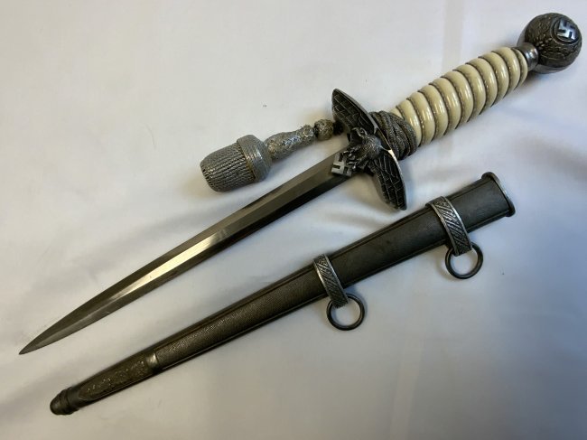 WWII GERMAN LUFTWAFFE OFFICERS DAGGER - W.F.HOLLER: WWII GERMAN LUFTWAFFE OFFICERS DAGGER - W.F.HOLLER . MINTY CONDITION LUFTWAFFE 2nd MODEL OFFICERS DAGGER WITH WHITE GRIP . BEAUTIFUL CLEAN BLADE. MADE BY W.F.HOLLER SOLINGEN. OUTSTANDING CONDITION OVE