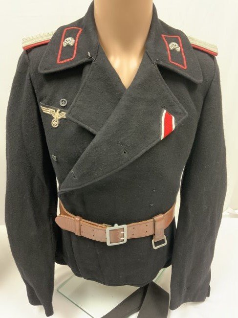 WWII GERMAN PANZER OFFICER LATE WAR FIELDJACKE UNIFORM: WWII GERMAN PANZER OFFICER LATE WAR FIELDJACKE UNIFORM . AMAZING CONDITION . ONLY SLIGHT SIGNS OF WEAR. SMALL SIZE. COMPLETE WITH BROWN OFFICERS BELT AND BLACK TIE. NICELY INK STAMPED INSIDE . DATED 1