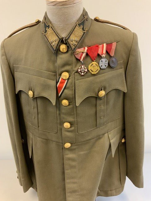 WWII HUNGARIAN HIGH RANKING OFFICER UNIFORM GERMAN ALLY: WWII HUNGARIAN HIGH RANKING OFFICER UNIFORM GERMAN ALLY TUNIC. VERY NICE HIGH QUALITY TUNIC FOR HIGH RANKING HUNGARIAN OFFICER . WWII GERMAN IRON CROSS BUTTON HOLE RIBBON . AUSTRIAN-HUGARIAN MEDALS. M